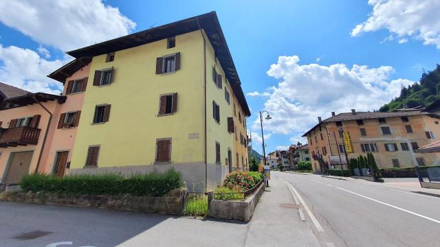 PORZIONE DI CASA CON TRE APPARTAMENTI