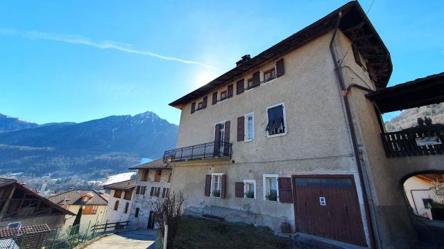 CASA CON TRE APPARTAMENTI A TIONE