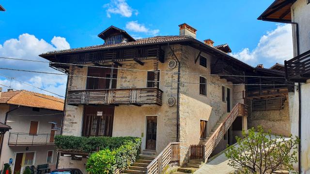 IMMOBILE STORICO IN CENTRO PAESE