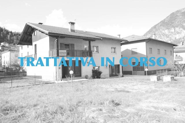 COMPENDIO IMMOBILIARE IN CENTRO A TIONE