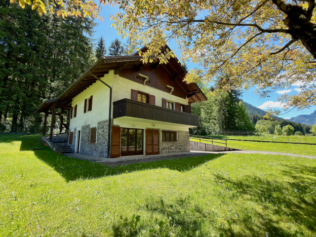 VILLA INDIPENDENTE CON AMPIO GIARDINO PRIVATO E GARAGE – FIAVÈ